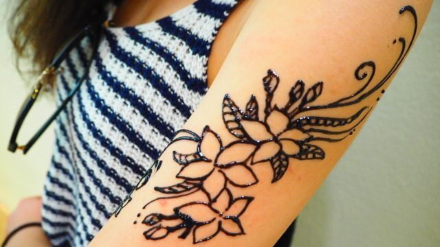 JKCODE タトゥー - ゴシックレタリングの一時的なタトゥーステッカー「太陽が輝き、自由と夢」＆「自由と夢」 -手、腕、首、顔用の長持ち15日間防水ボディインク - 簡単な貼り付けと取り外し - 大胆な*のタトゥーデザイン - 男性と女性のための*ス -パーティー、カ