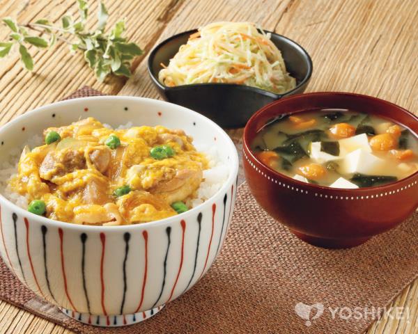 トロっとした汁だく親子丼を作りました。, 親子丼の鶏肉は焼く派？始めから煮ちゃう派？,  私は焼いた方が鶏肉独特の臭みがなくなる気がするので焼いちゃいます✌️, 昔、蕎麦屋でバイトしてて作り方見てたけど,