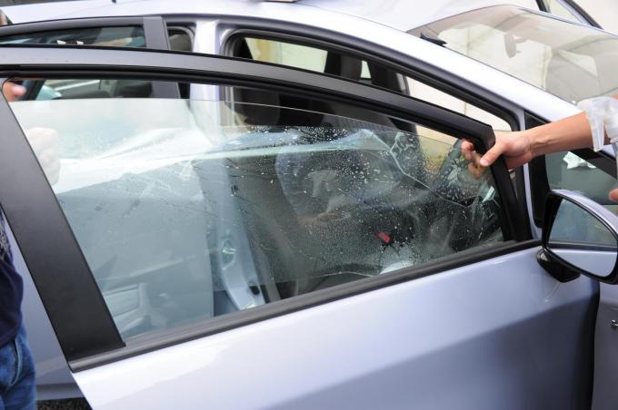 フロントウインドシールドガラスの劣化とその対策について