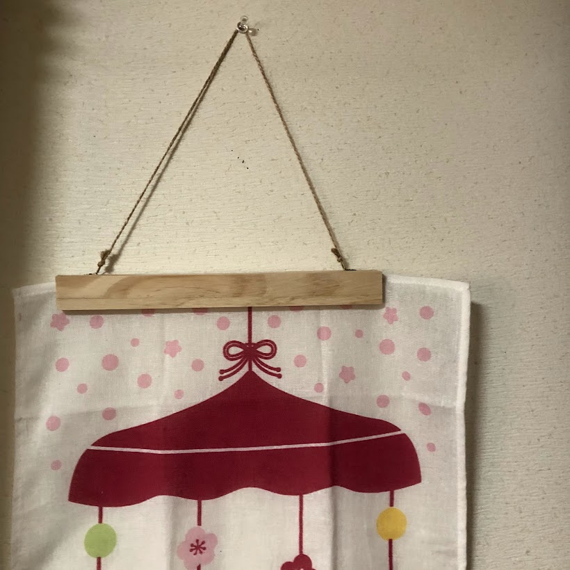 セリアの手ぬぐいと突っ張り棒で縫わずに簡単タペストリーAnzu＊手づくりのしあわせ時間＊