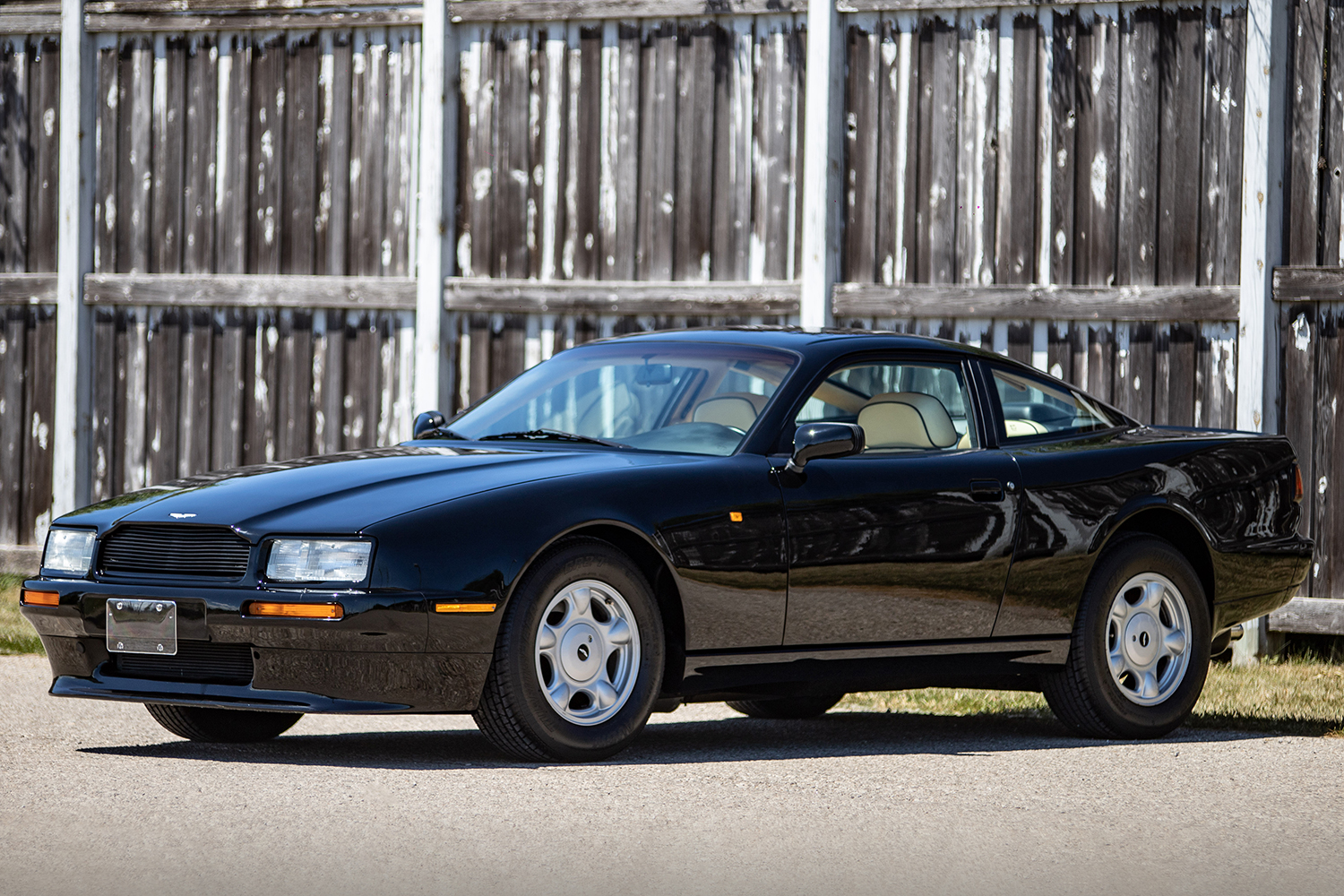 アストンマーティン・ヴィラージュ - Wikipedia