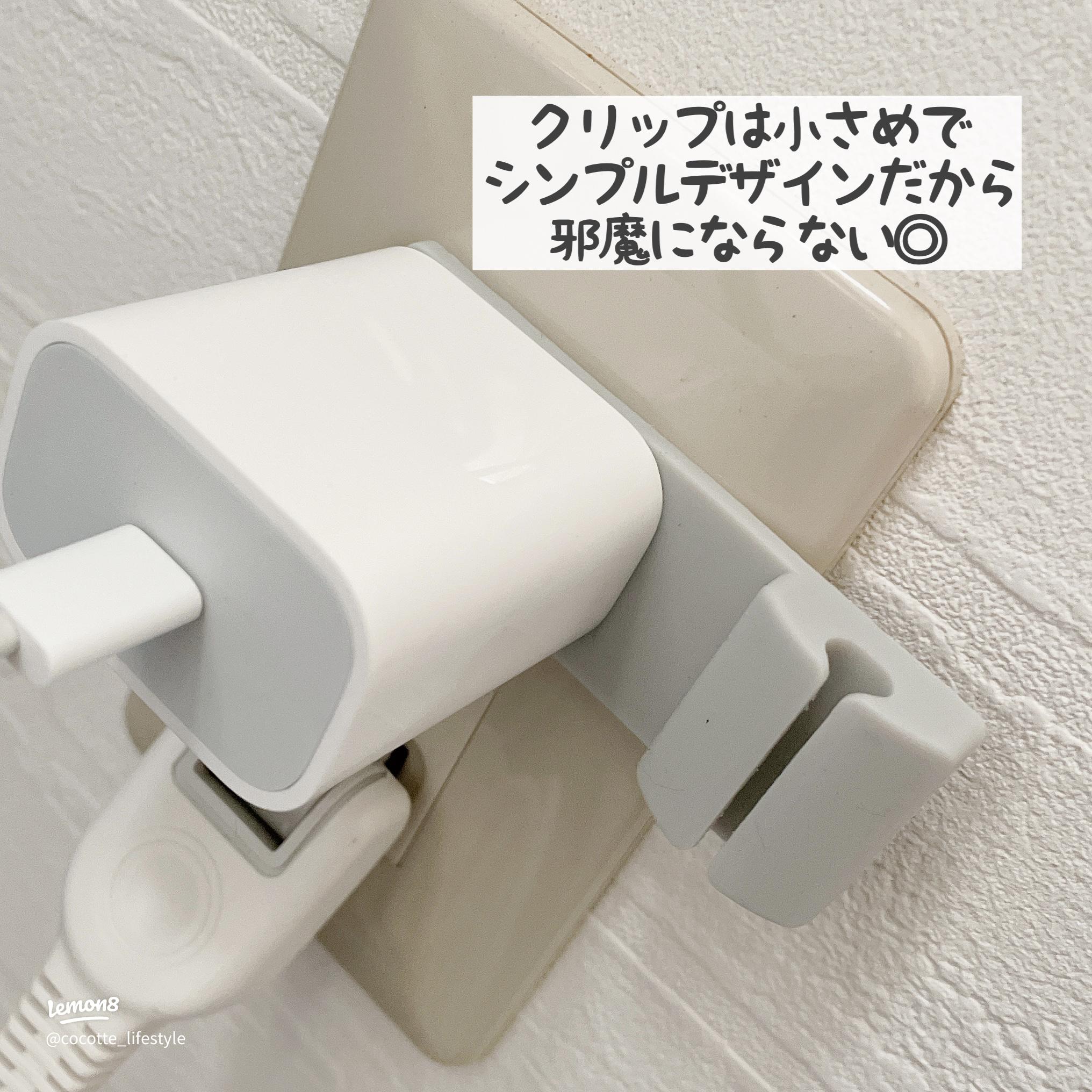セリアの電源タップホルダー🔌 超便利な電源タップホルダーが セリアからも出たよ✨ しかもフックが付いているので 配線まで浮かせることも✨コレも人気になりそう🥹セリアセリア新商品便利グッズ100均収納100均収納アイデア