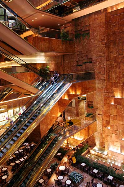 トランプタワーの横にLVの大きなトランクタワーが出現していました