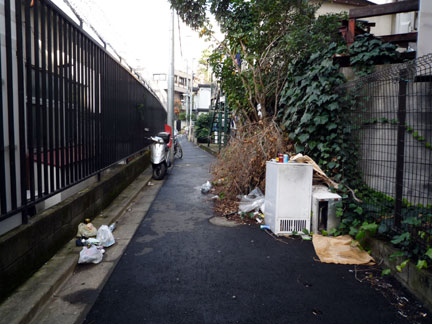 目黒の不思議な光景：狭い行き止まりのゴミだらけの路地イケてる、モノ・コト