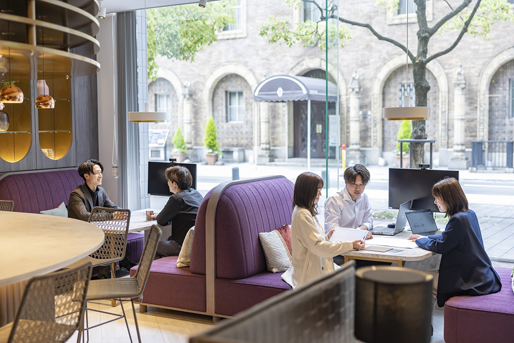 オフィスのファミレス席とは？設置のメリットやレイアウト事例も紹介 - IRISTORIES - アイリストーリーズ