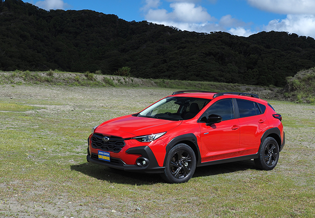 300万円台のクルマ選び SUBARUクロストレックはストロングもいいけどマイルドHVも魅力的。ボクサー＋シンメトリカルAWDが素晴らしい -カー・アンド・ドライバーonlineCAR and DRIVER