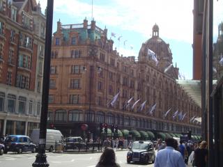 英国の老舗百貨店 Fortnum & Mason は一見の価値あり！🇬🇧 テムズの畔で𝐋𝐢𝐟𝐞 𝐁𝐲 𝐓𝐡𝐞𝐓𝐡𝐚𝐦𝐞𝐬 🇬🇧