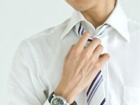 人物、日本人、ビジネス、ビジネスマン、男性、ビジネス 、携帯電話、白バック、正面、横顔、上半身、ローアングル、スタジオ、白バック、ポーズ、表情、ポーズ、新入社員、メガネ、真面目、腕捲り、腕まくり、袖口を捲る、会話、話す、嬉しい、仕事、働く、サラリーマン