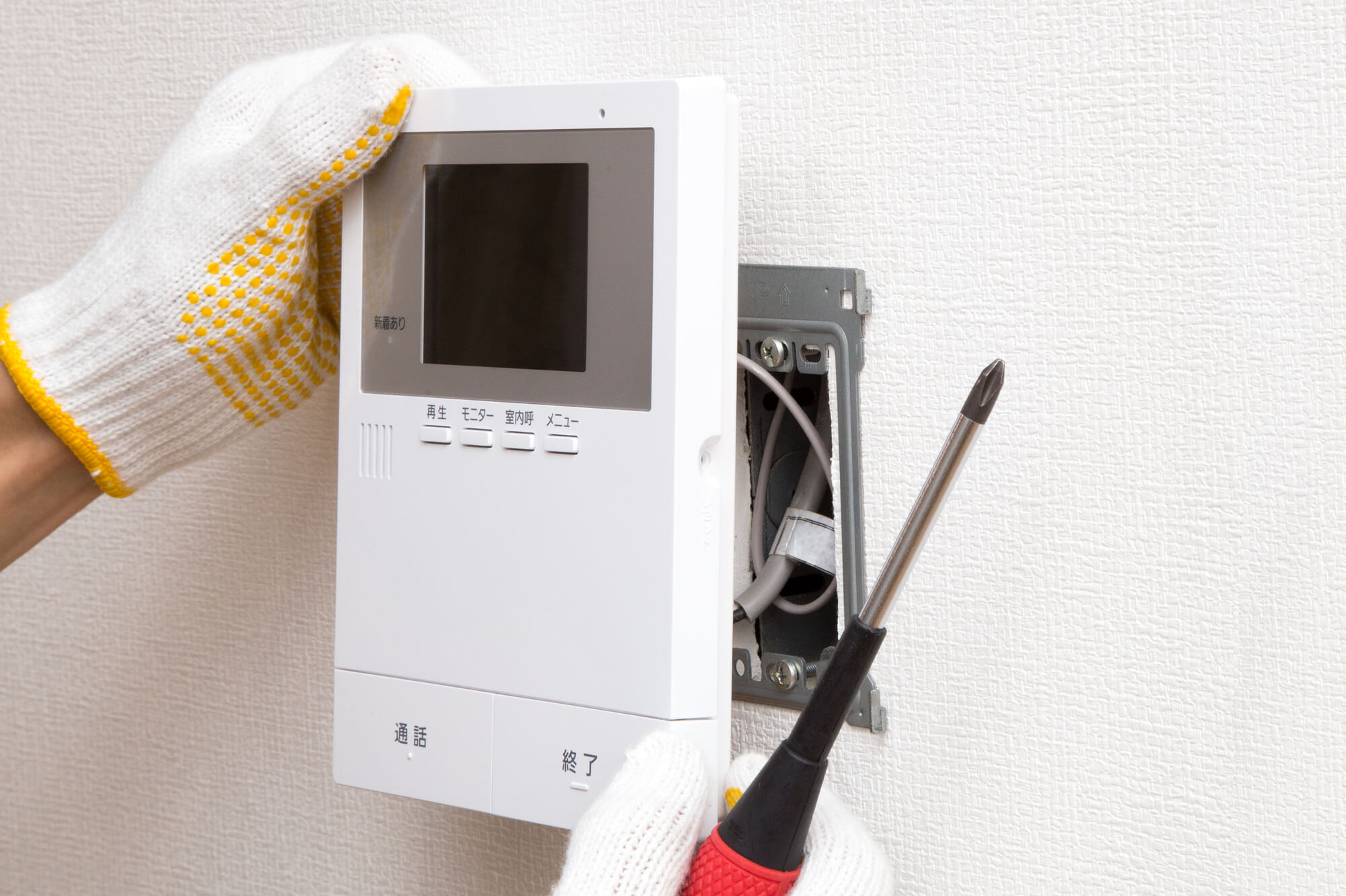 インターホン故障の対処法は3パターン！交換費用相場やDIY解説も - イエコマ