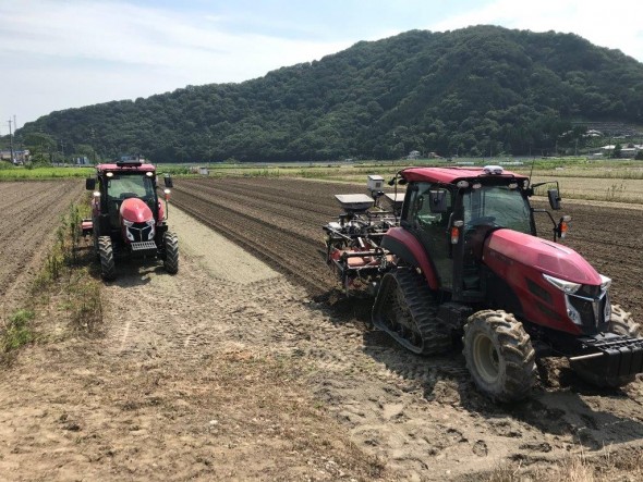 無人のロボットトラクタと有人のトラクターの協調作業：農林水産省