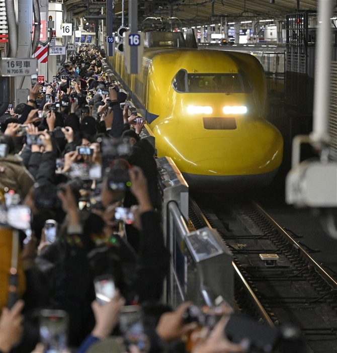 来年1月に引退する東海道・山陽新幹線の点検車両「ドクターイエロー」が14日、東京駅に姿を現しました。通常はダイヤが公表されず、「見ると幸せになる」と言われる人気者とあって、居合わせた乗客らは熱心に写真を撮っていました。tiktokでニュース