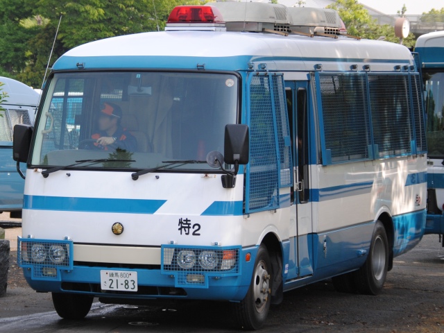 大型パトカー？ 護送車？ 街で見かける「青と白のバス」の正体とは - ライブドアニュース