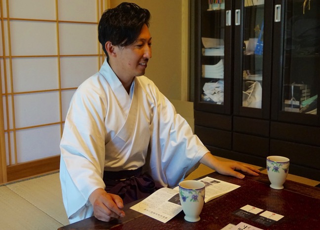 パンダ宮司」が節分祭で豆まき 身長３・５ｍの「ネギ禰宜」に「トラ宮司」も 有鹿神社 - 社会写真ニュース : 日刊スポーツ