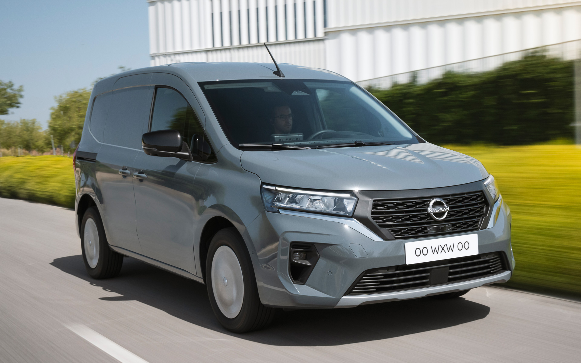 日産、欧州で新型商用車「NV300 コンビ」公開 - Car Watch