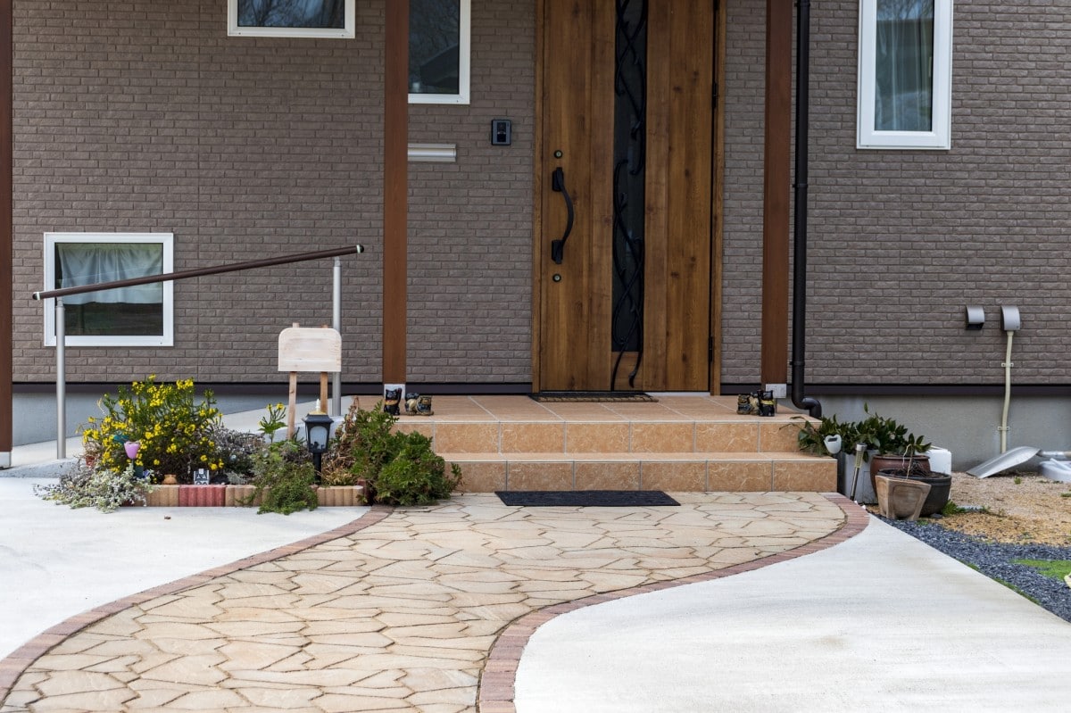 玄関アプローチをおしゃれにするには？選ぶ素材や費用の相場を解説新しい外構空間を作るならZOUS東京・千葉で外構工事・エクステリア工事