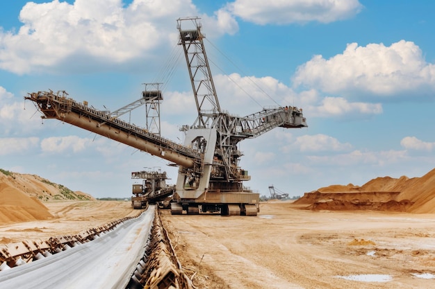 バケットホイールエクスカベーター KU800型62338725 の写真素材 - アフロ