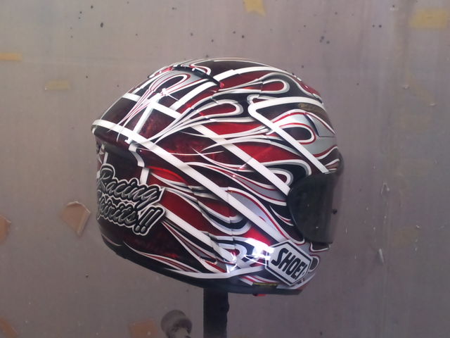 硬派なグラフィック！「ビクトリーカスタムペイント」が手掛けたアライヘルメット ラパイド・ネオ が渋い！ - webオートバイ