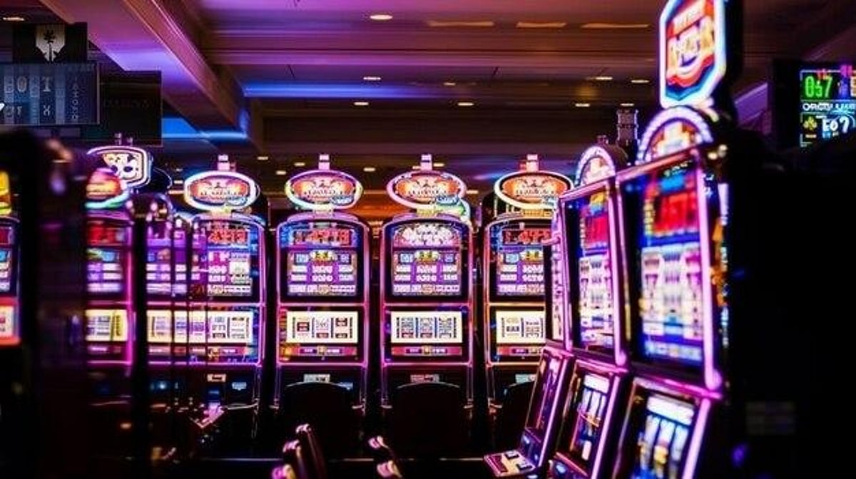 カジノが一概に悪いというわけではなく 勝ち負けも計算せずに 運だけで戦う つまり、戦略なしで戦うのは 「ギャンブル」 戦略や理論があってこそ カジノはやりがいがあります著者はとても賢いひとですが バカラを選んだ理由は 「単純」だからです いつも頭を使いまくって