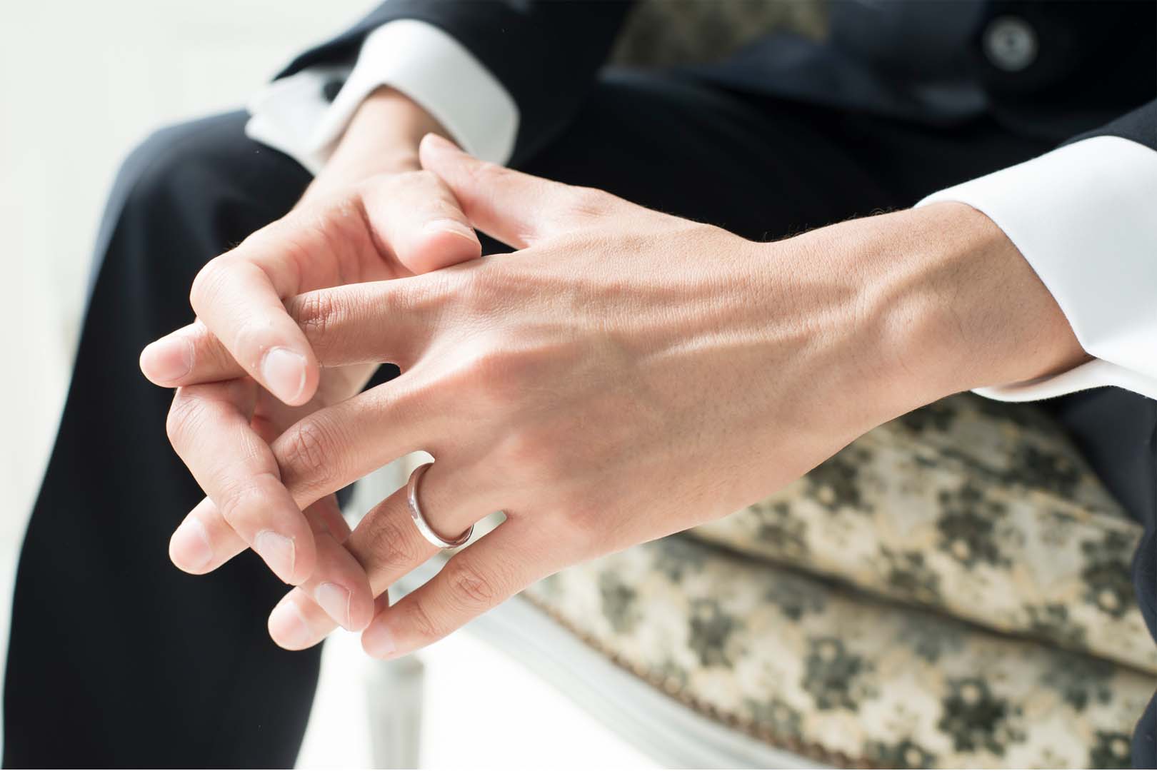 婚約指輪のサイズの測り方。こっそり調べる方法は？omotte magazine from ANNIVERSAIRE記念日にまつわるマガジン