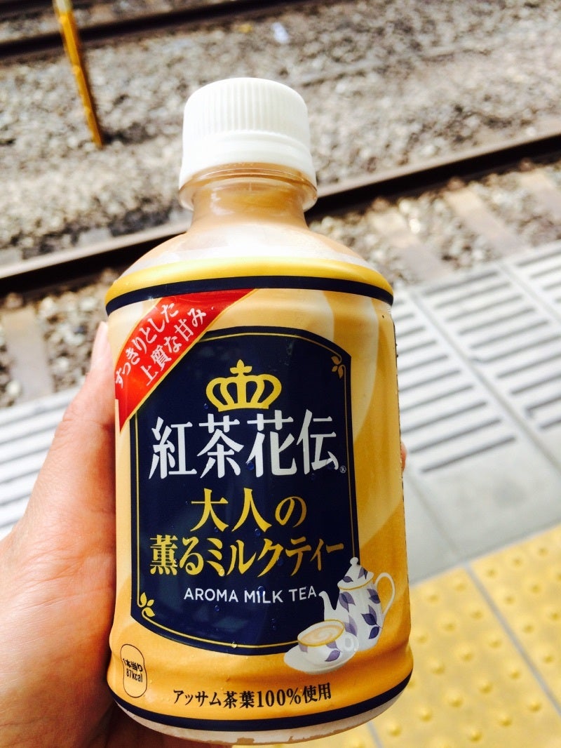 新橋駅からすぐそばにある新橋駅前ビルの「カフェテラス  ポンヌフ」にお邪魔してランチをいただきましょう。こちらは前から気になっていたのと取引先の方が大変気に入っておられるとの事から、ふと思い立ちお邪魔したのだ。  昔ながらな感じの雰囲気もまた人情味がありいい感じである。おばちゃんが席に案内してくれてメニューとニラメッコである。私は「ハンバーグスパ(1100円)」を注文です。他にも魅力的なメニュー「ハー