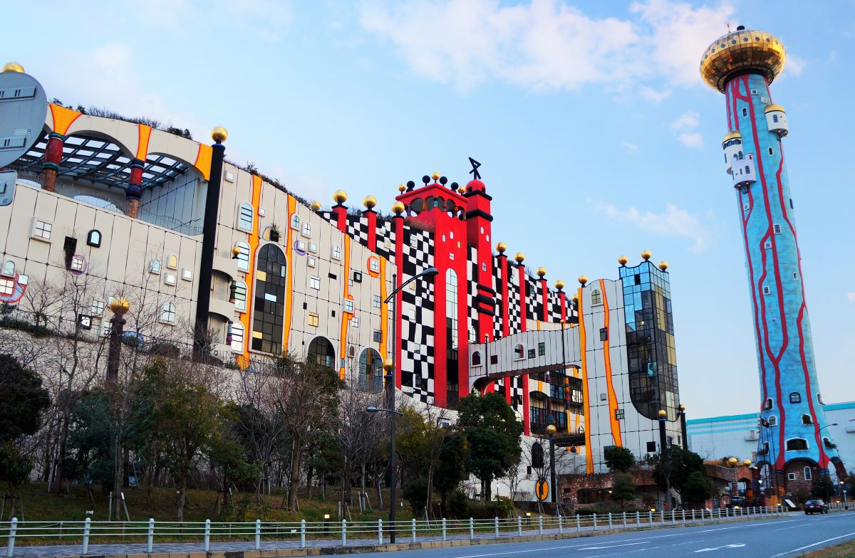 つぎに舞洲スラッジセンター 大阪市建設局の下水汚泥処理場2004年完成。総工費はななんと900億円。外壁の赤は炎、綺麗な青い煙突は大阪湾を表してます。一階のエントランスは予約なしで見学できます。4枚目のトイレは必見やで。この２つの施設を作った大阪凄い❣️やる