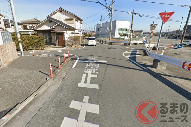 警告標識 十形道路交差点あり アルミ 一辺 450894-30- 安全用品・工事看板通販のサインモール