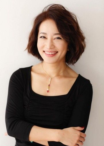 緑あふれる街中でバリエーション豊富な女性のビジネスプロフィールOurPhoto アワーフォト