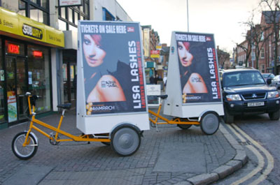 交通広告事例集 JR 新宿駅 デジタルサイネージを利用した認知度UP及びサイト誘導周知 駅広告- 交通広告・屋外広告の情報サイト 交通広告ナビ