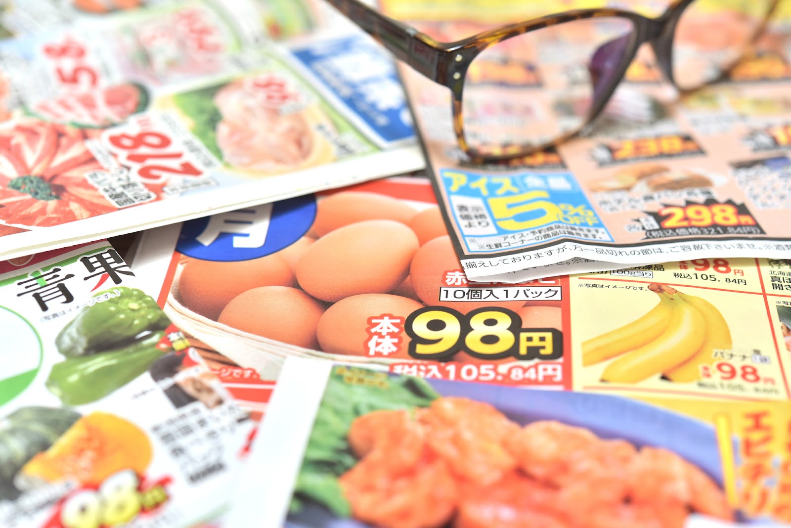 チラシデザインの料金体系を徹底解説：費用相場や依頼のポイント、制作の流れとは？ハンジョウ株式会社