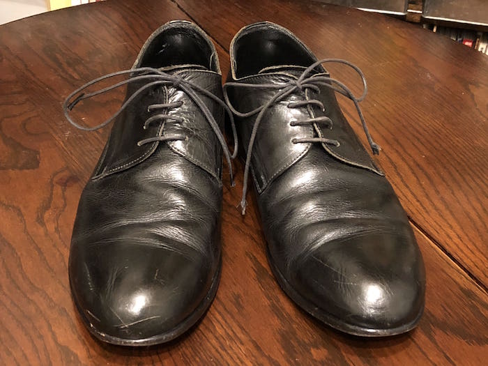 靴の外側は本革なのに、内側は合皮を使っている靴がたくさんあります。 合皮は買ってから時間がたつとボロボロに劣化してしまいます💦見た目はもちろん、足や服にも剥がれた生地が付いてしまうので早めに修理しましょう！ 修理は本革でおこないますので、後々もボロボロ