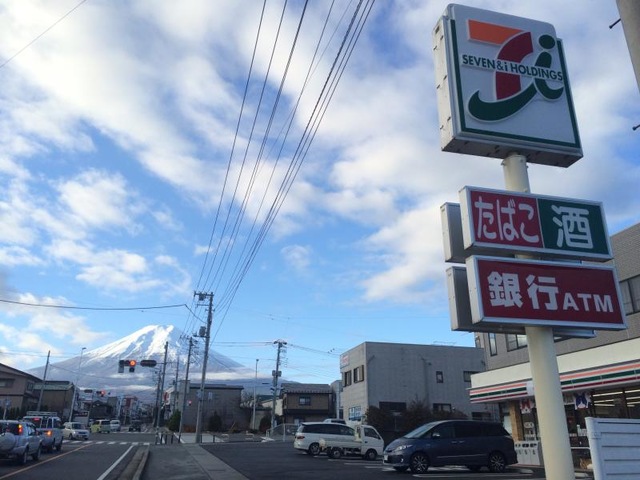 7月29日『セブンイレブン 富士急ハイランド店』がショップフジヤマ前にOPEN致しました🏪 早速ブルーとピンクが遊びに行ってますよ〜〜💙💖セブンイレブン 0729オープン コンビニエンスストア 富士急ハイランド前 トンデミーナグリーン 写真スポット富士急ハイランド