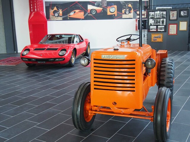 ランボルギーニミウラ・スーパーカー 始まりの車🚙 ランボルギーニ創設者・フェルッチオ ランボルギーニ造形作品 右服👕手縫い ボディ・樹脂粘土造形✴️ 今日30日、カーグラ ゲスト💃熊川哲也さんの 愛車🚙彼は黄色に乗っている✴️ ガンディーニも造形したいね