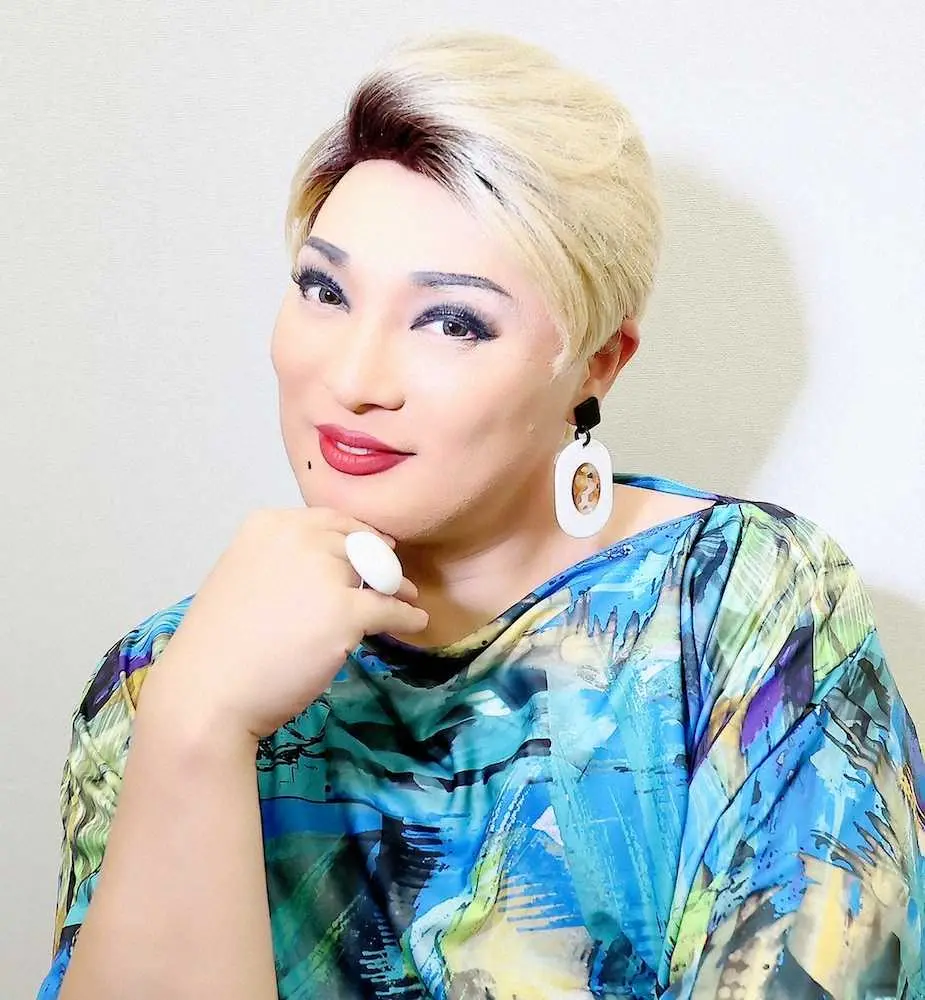 岸田首相、ゼレンスキー大統領に「必勝しゃもじ」と折り鶴ランプ贈呈：朝日新聞