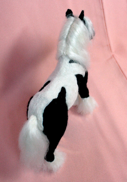 これほど神々しい馬が存在するなんて信じられる？「ジプシーバナー」の威厳ある姿 : らばQ