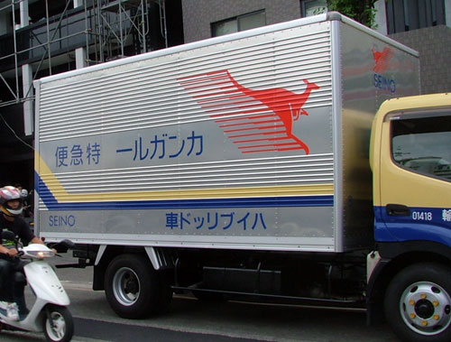 ちょっと見てきて：トラックの側面の逆さ文字 :: デイリーポータルZ