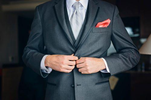 ポケットチーフの折り方！ハンカチ代用で結婚式・ビジネスにもスーツ・ジャケットAll About