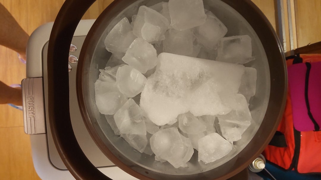 大きな弁当箱ではありません😂 ワークマンの真空ハイブリッドコンテナ。これ、めちゃくちゃオススメ！ 氷嚢も入れてたんだけど、14時頃まで氷が溶けなかった！飲み物もキンキンのまま！しかもお値段1900円！！ゴルファーの皆さん、買いです😂 @workman_plusゴルフ golf