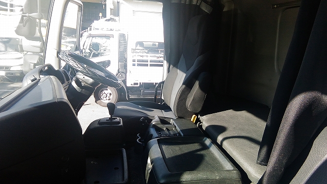 トラックの車内清掃 - 車内清掃・シート洗浄-カークリーニングTOKYO