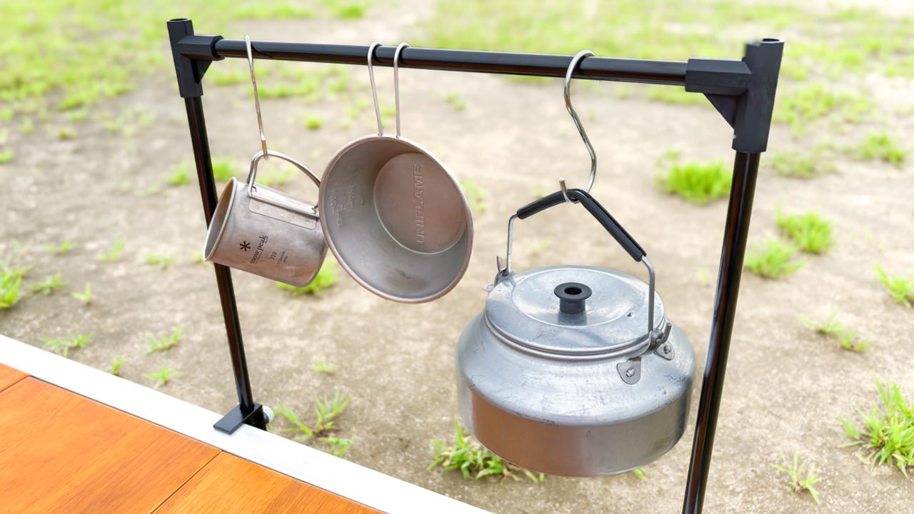 キャンプで便利なランタンフックがダイソーで100円！使い心地をレビューモノレビュ