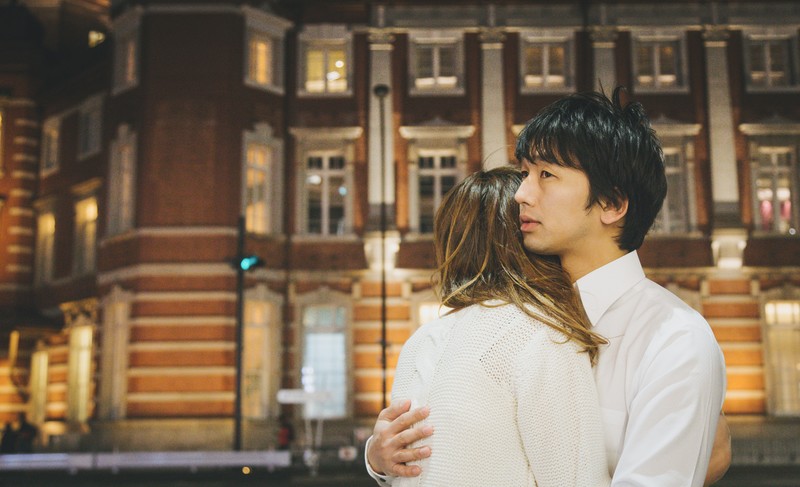 付き合ってないのにスキンシップする男性心理。付き合う前のイチャイチャは本命だから？Smartlog