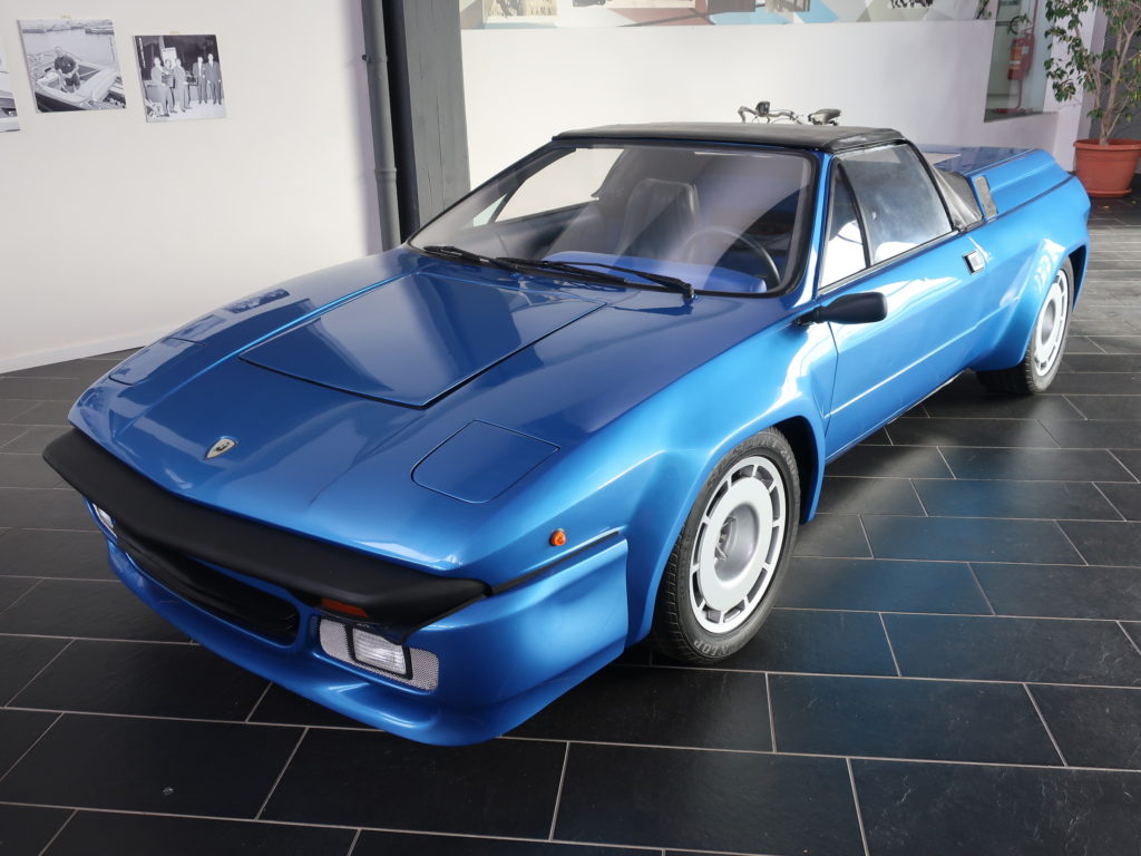 ランボルギーニミウラ・スーパーカー 始まりの車🚙 ランボルギーニ創設者・フェルッチオ ランボルギーニ造形作品 右服👕手縫い ボディ・樹脂粘土造形✴️ 今日30日、カーグラ ゲスト💃熊川哲也さんの 愛車🚙彼は黄色に乗っている✴️ ガンディーニも造形したいね