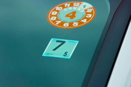 車検シール ステッカー の貼り方とは？見方や場所についても解説！アップル車検