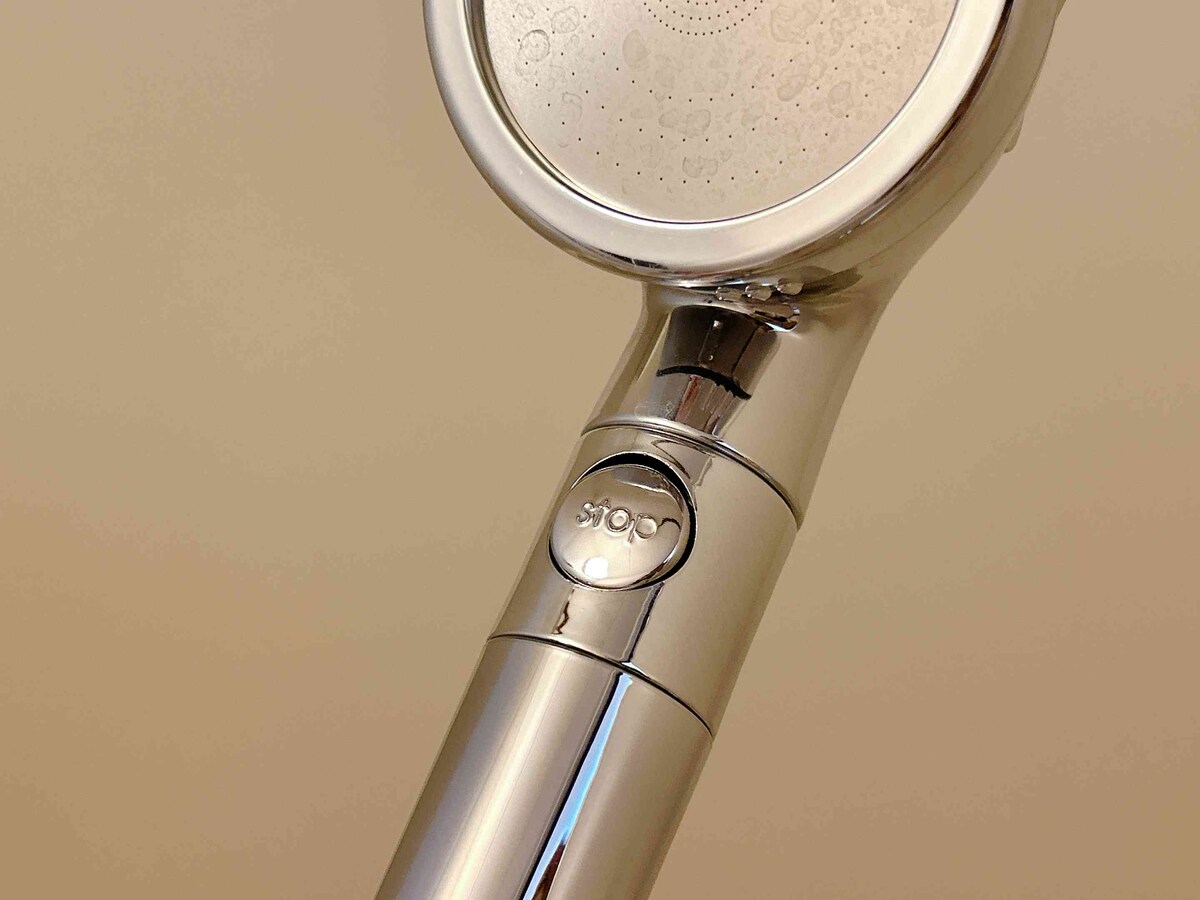 ダイソー系列のスリーピーに なんとシャワーヘッドがありました😳！！ 見た目がお洒落なだけでなく 強さを３段階変えられたり手元でお試し水を止められることもできる！ これで1100円はいいですよねっ😍✨ 気になる方は ダイソー系列のスリーピーをチェックしてみてね