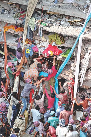 バングラデシュのビル倒壊、がれきの中で数十人生存 死者256人に 写真6枚 国際ニュース：AFPBB News