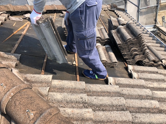 岩沼市 テナント瓦屋根の工事。下地木材の腐食がひどくボロボロの状態でした。仙台市、名取市で屋根工事・雨漏り修理なら街の屋根やさん仙台太白店