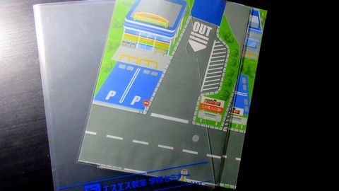 先日お披露目しました当店の リトルレガードミニカー号 がドーンと印刷されたジオラママットが完成しました！！ 駐車場もついてますので、ミニカーを置いたり走らせたり、マウスパッドや作業用マットにしたり、さまざまな使い方ができる優秀なマットです。※厚さ約4mm