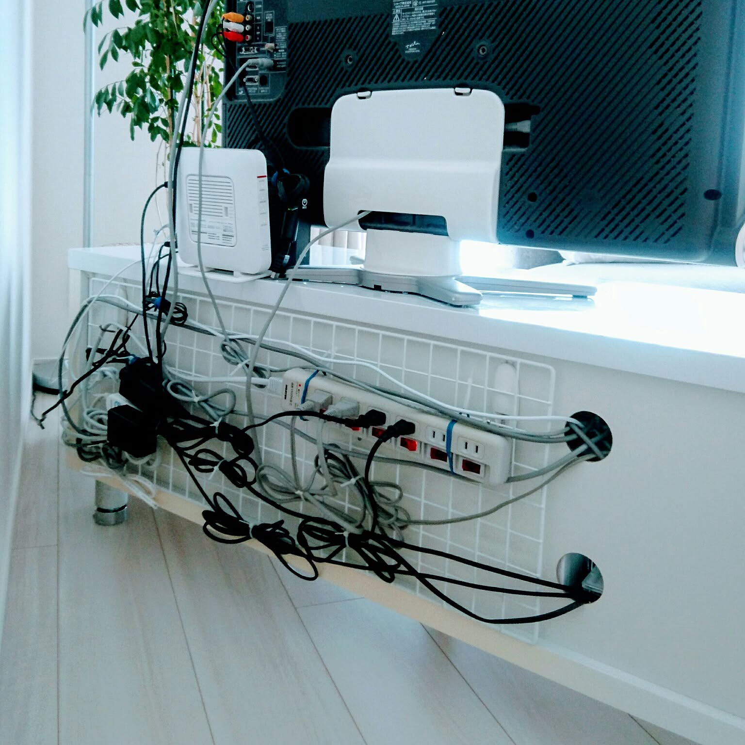 配線 コード ごちゃごちゃ ケーブル コンセント - No: 4444393写真素材なら「写真AC」無料 フリー ダウンロードOK