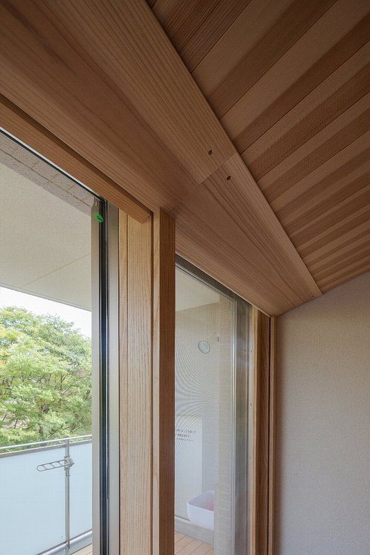 横内敏人建築設計事務所.Y邸新築工事 こんにちは。 スタッフの林です。 今回は、メインの開口に設置する ロールスクリーンについてご紹介します。スクリーンの製作、設置は いつもお世話になっている「メタコ」さん。 1枚目に映るのは、担当の岡本さん。Instagram