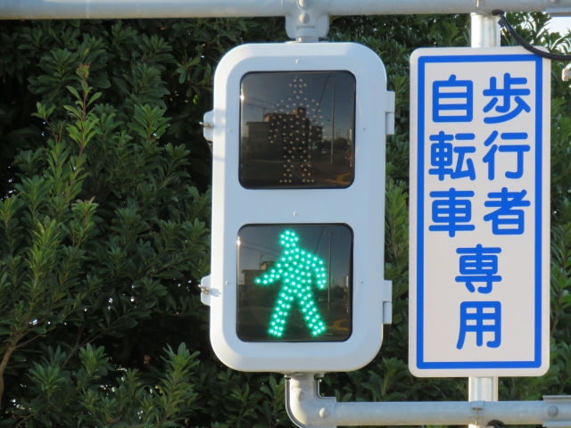 まさか！青信号の横断歩道を自転車で横断したら信号無視でアウトなの？ドライバーWebクルマ好きの“知りたい”がここに