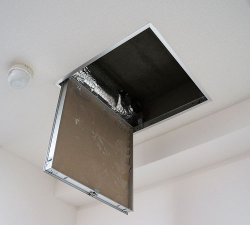 明石市のマンション一室で雨漏り発生！点検口を取り付け無料診断神戸、明石市で屋根工事、屋根リフォームなら街の屋根やさん神戸西店